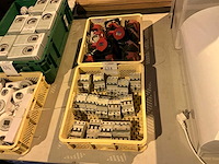 Schakelmateriaal en stekkers in plastic krat (2x) - afbeelding 1 van  3