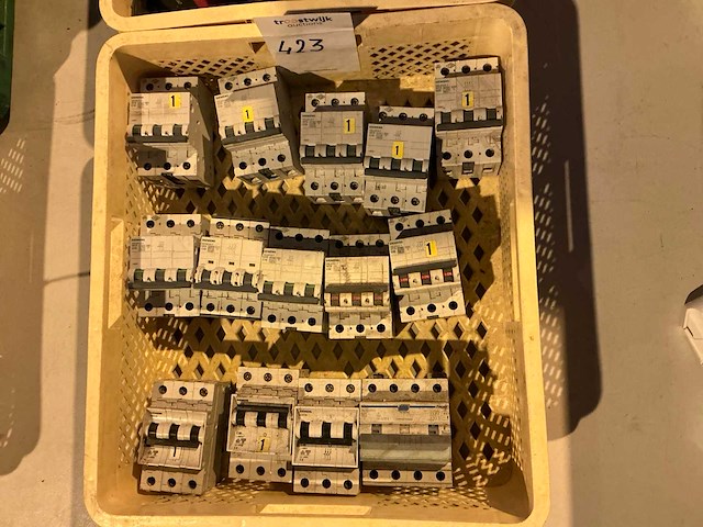 Schakelmateriaal en stekkers in plastic krat (2x) - afbeelding 2 van  3