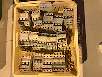 Schakelmateriaal en stekkers in plastic krat (2x) - afbeelding 2 van  3