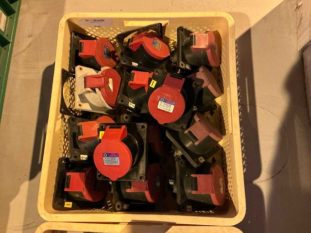 Schakelmateriaal en stekkers in plastic krat (2x) - afbeelding 3 van  3