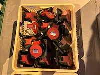 Schakelmateriaal en stekkers in plastic krat (2x) - afbeelding 3 van  3