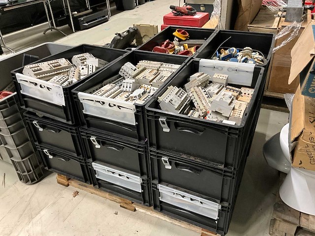 Schakelmateriaal - afbeelding 1 van  9