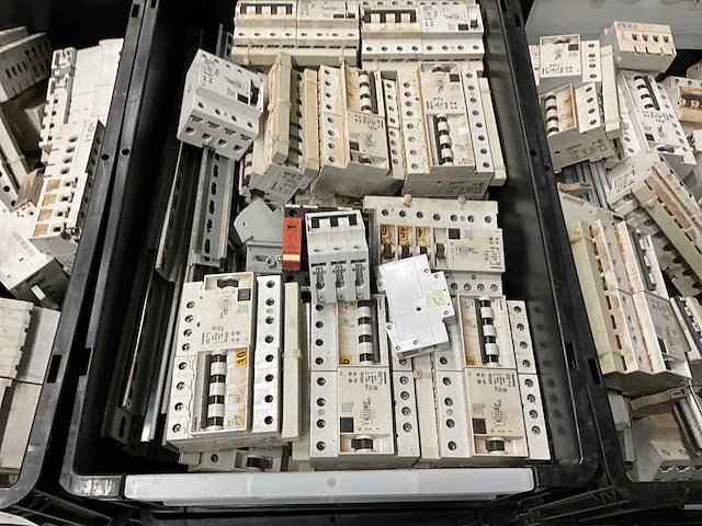 Schakelmateriaal - afbeelding 3 van  9