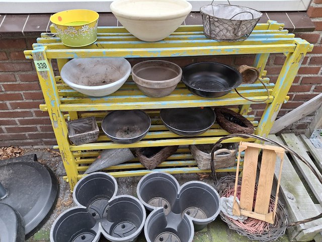 Schalen, manden en bloempotten inclusief houten stelling (gammel) - afbeelding 1 van  3