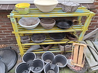Schalen, manden en bloempotten inclusief houten stelling (gammel) - afbeelding 1 van  3