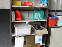 Schappenkast met inhoud w.o. tuinslang, schoonmaakazijn en tape. - afbeelding 2 van  4