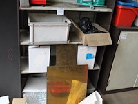 Schappenkast met inhoud w.o. tuinslang, schoonmaakazijn en tape. - afbeelding 3 van  4