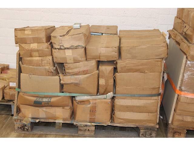 Scharnieren d'elite met afmeting 3.5 x 3.5 inch op pallet. 36 dozen a 60 sets. totaal 4200 sets. - afbeelding 2 van  3