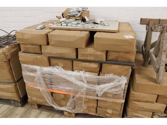 Scharnieren d'elite met afmeting 3.5 x 3.5 inch op pallet. 70 dozen a 60 sets. totaal 4200 sets. - afbeelding 2 van  3