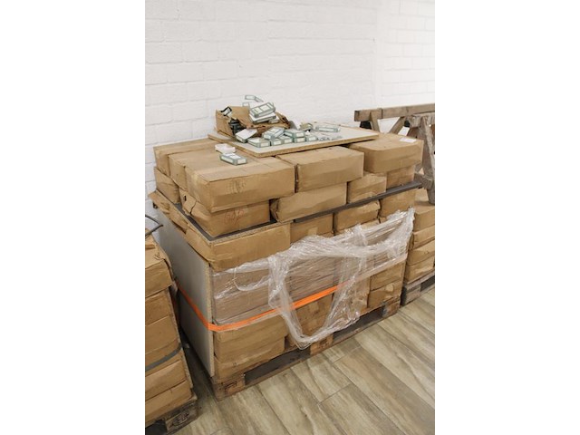 Scharnieren d'elite met afmeting 3.5 x 3.5 inch op pallet. 70 dozen a 60 sets. totaal 4200 sets. - afbeelding 3 van  3