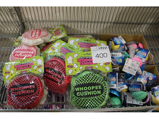 Scheetkussens en super dome poppers in mand. - afbeelding 2 van  2