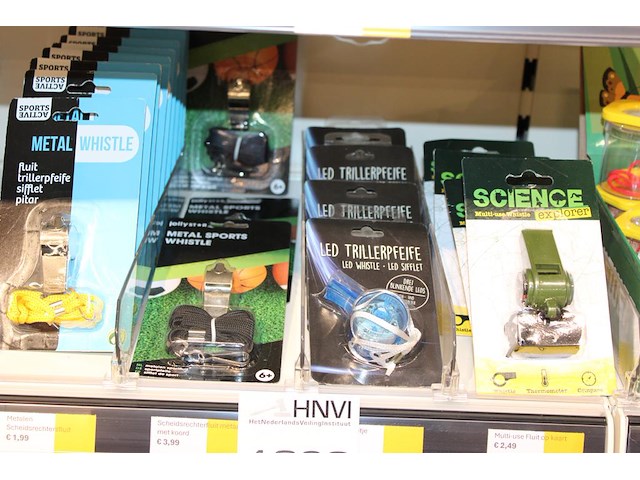Scheidsrechterfluitjes in diverse uitvoeringen, circa 20 stuks. - afbeelding 1 van  2