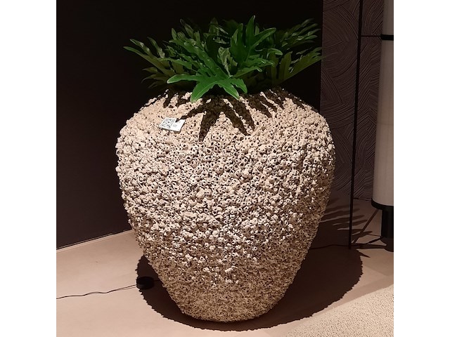 Schelpen pot met 2x kunstplant raw interiors/colours&green, philodendron selloum - afbeelding 1 van  6