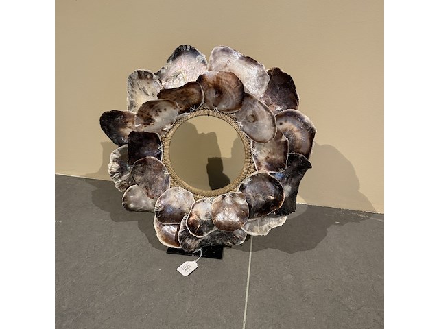 Schelpenketting op voet raw interiors - afbeelding 1 van  4