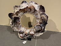 Schelpenketting op voet raw interiors - afbeelding 1 van  4