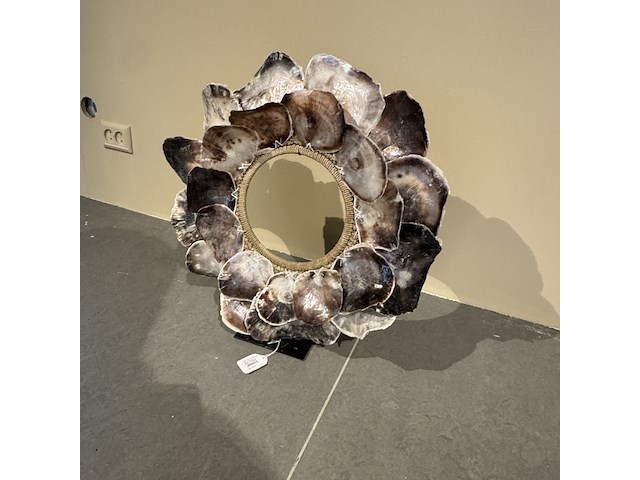 Schelpenketting op voet raw interiors - afbeelding 3 van  4