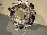 Schelpenketting op voet raw interiors - afbeelding 3 van  4