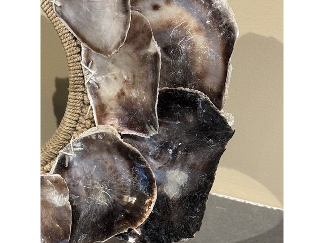 Schelpenketting op voet raw interiors - afbeelding 4 van  4
