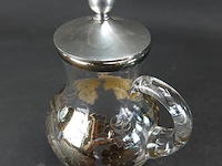 Schenkkan met gouddecor en tinnen deksel - afbeelding 2 van  5