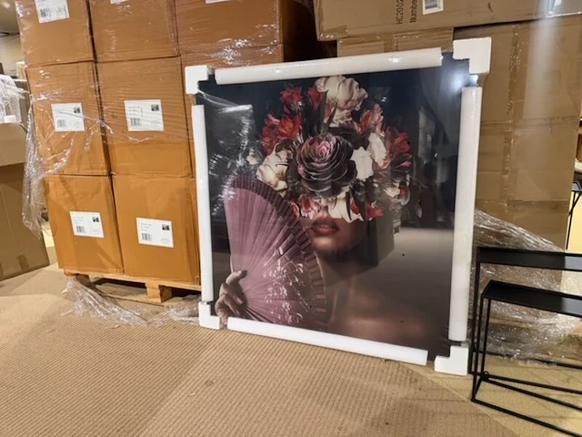 Schilderij gehard glas bloemenvrouw homebound - afbeelding 4 van  5