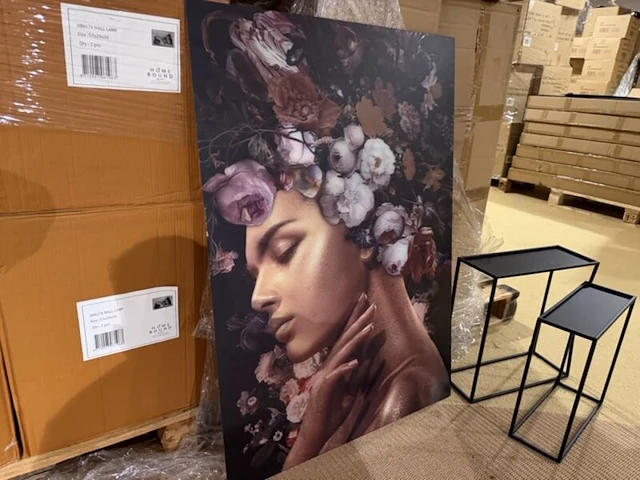 Schilderij gehard glas vrouw bloemenkrans homebound - afbeelding 4 van  5