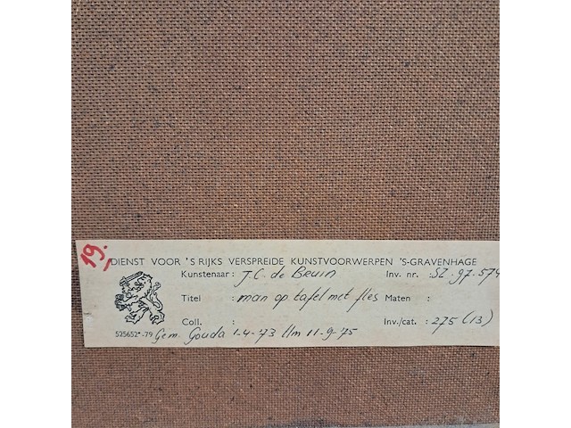Schilderij, j. de bruin, man op tafel met fles - afbeelding 7 van  7