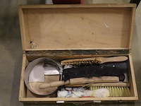 Schildersgereedschap in houten kist - afbeelding 1 van  5