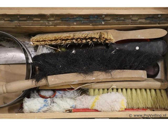 Schildersgereedschap in houten kist - afbeelding 2 van  5