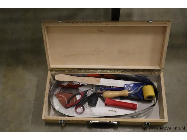 Schildersgereedschap in houten kist - afbeelding 1 van  4