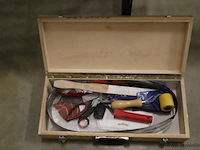Schildersgereedschap in houten kist - afbeelding 1 van  4