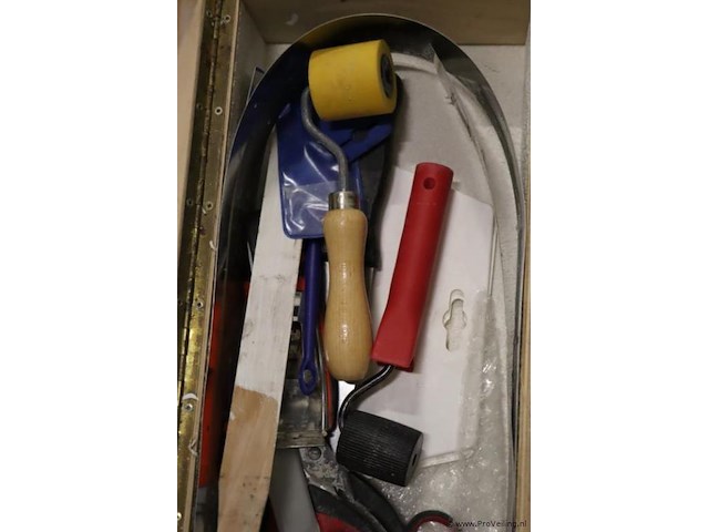 Schildersgereedschap in houten kist - afbeelding 2 van  4