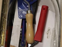 Schildersgereedschap in houten kist - afbeelding 2 van  4