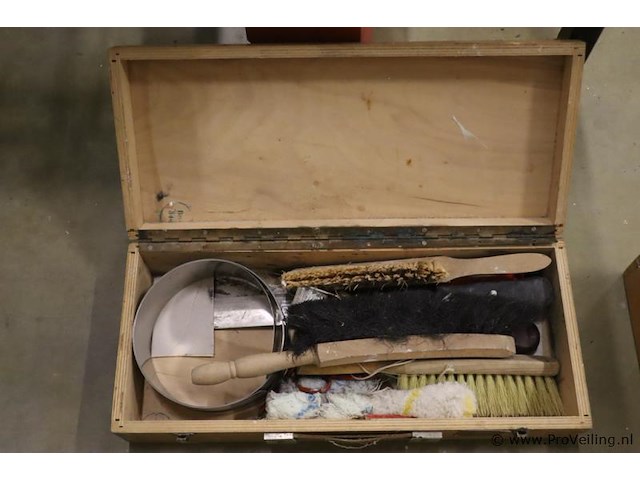 Schildersgereedschap in houten kist - afbeelding 1 van  5