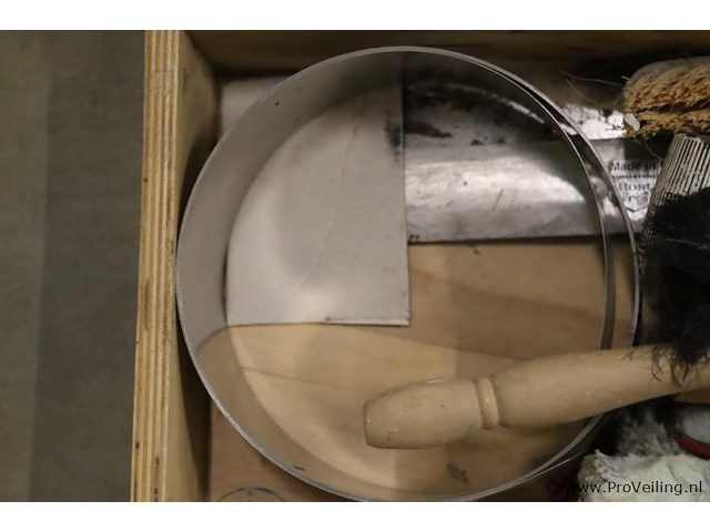 Schildersgereedschap in houten kist - afbeelding 3 van  5