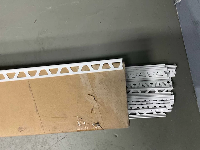 Schluter systems - molly-p bw80/300 pvc haaks wit - profiel 69 m1 (23x) - afbeelding 4 van  5