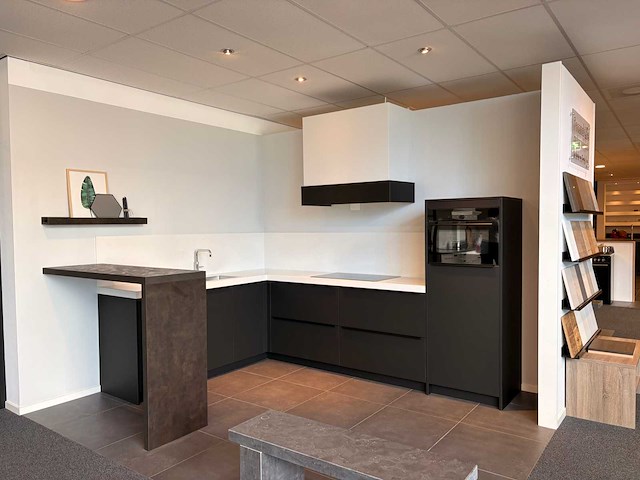 Schmidt - showroomkeuken met pelgrim apparatuur - afbeelding 1 van  16