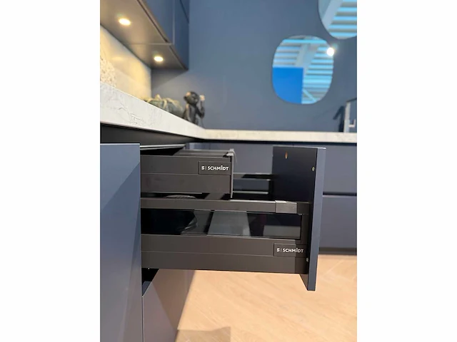 Schmidt arcos soft navy en sencha - showroom keuken - afbeelding 3 van  16