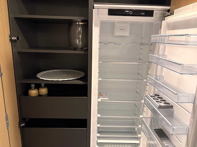 Schmidt + rotpunkt - showroomkeuken met atag apparatuur - afbeelding 5 van  24