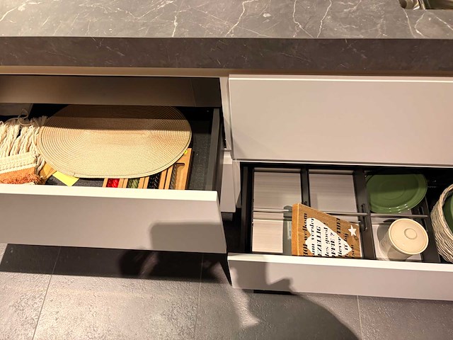 Schmidt + rotpunkt - showroomkeuken met atag apparatuur - afbeelding 23 van  24