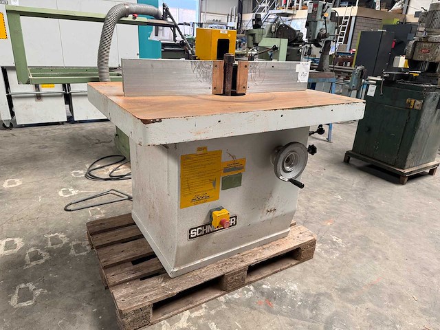 Schneider - 1988 - sh 24 - verticale freesmachine - afbeelding 1 van  6