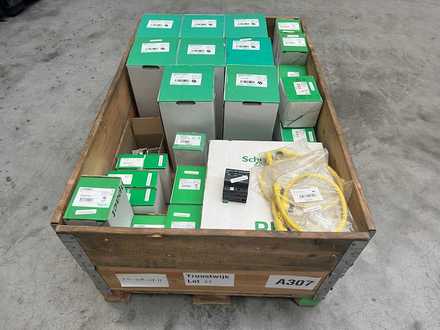 Schneider electric - partij diverse electronica componenten o.a lexium servomotoren - afbeelding 1 van  7