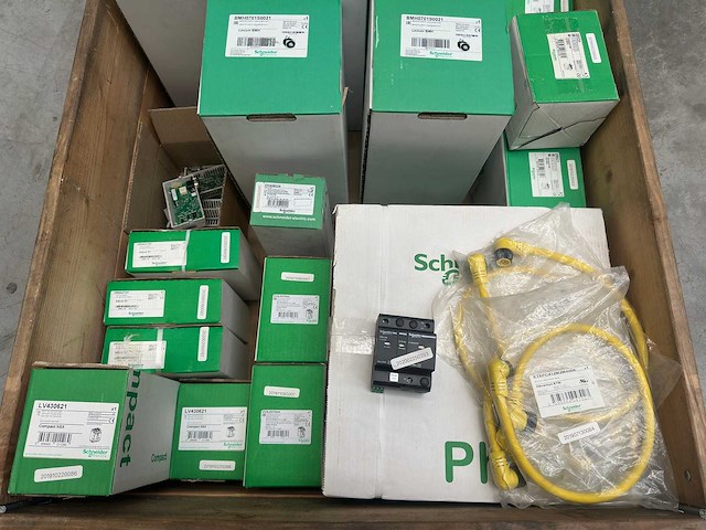 Schneider electric - partij diverse electronica componenten o.a lexium servomotoren - afbeelding 2 van  7