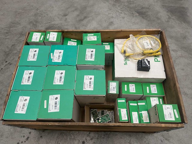 Schneider electric - partij diverse electronica componenten o.a lexium servomotoren - afbeelding 4 van  7