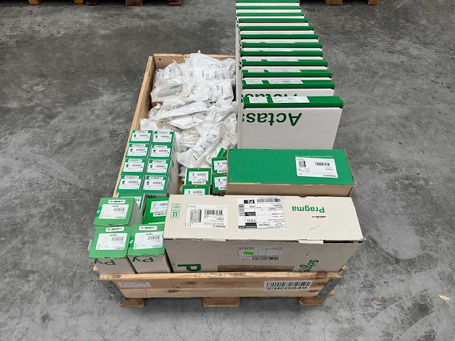 Schneider electric - partij diverse installatiematerialen - afbeelding 1 van  8