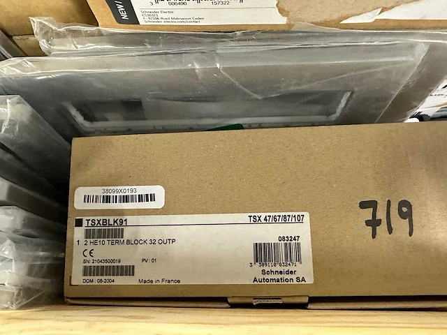 Schneider electric - partij electric installatiemateriaal: rj45, frames, contactdozen & automatiecomponenten - afbeelding 4 van  8