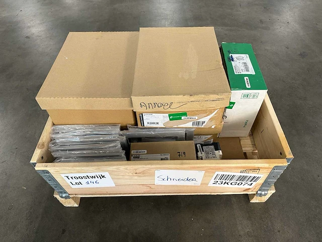 Schneider electric - partij electric installatiemateriaal: rj45, frames, contactdozen & automatiecomponenten - afbeelding 1 van  8