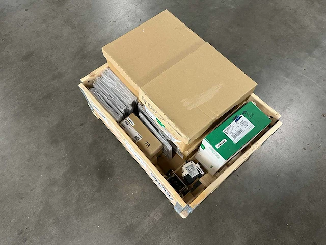 Schneider electric - partij electric installatiemateriaal: rj45, frames, contactdozen & automatiecomponenten - afbeelding 7 van  8