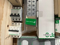 Schneider electric - partij installatieautomaten, schakelmateriaal, plc-/i/o-componenten & signaleringsonderdelen - afbeelding 8 van  11