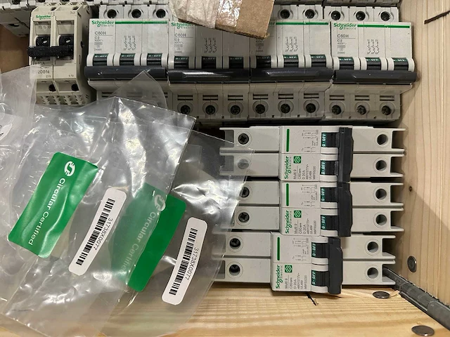 Schneider electric - partij installatieautomaten, schakelmateriaal, plc-/i/o-componenten & signaleringsonderdelen - afbeelding 3 van  11