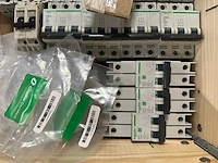 Schneider electric - partij installatieautomaten, schakelmateriaal, plc-/i/o-componenten & signaleringsonderdelen - afbeelding 3 van  11